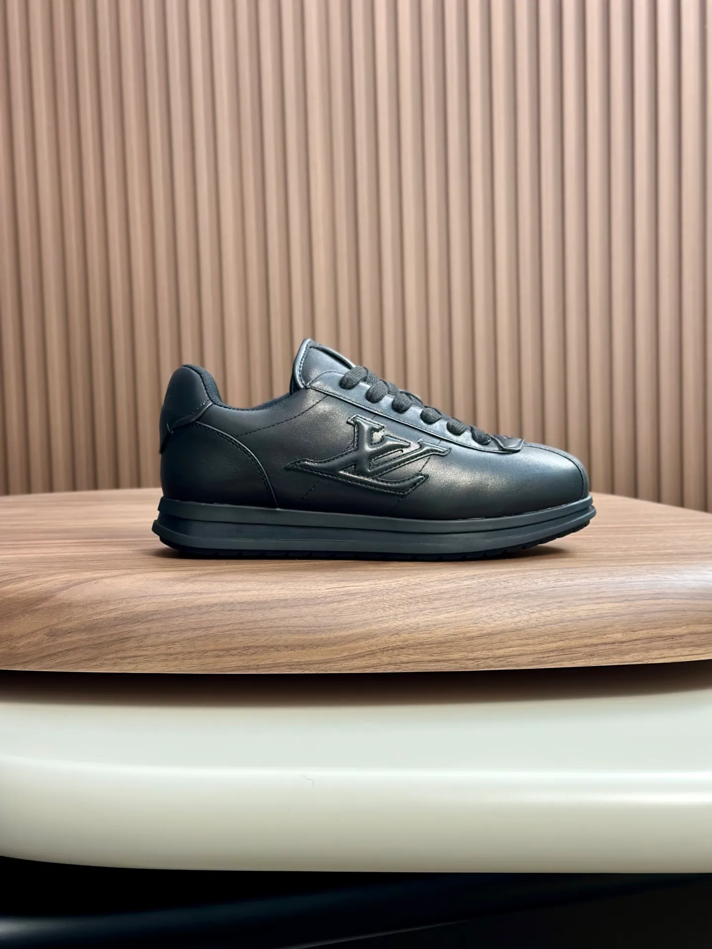 Factory direct sale ¥700💰Full set of packaging💰Top version LV-Louis Vuitton-Classic catwalk new style 1:1 developed replica of the original version! ! The upper foot is very comfortable. It is made of luxurious materials and fine workmanship. The midsole is printed with English letters "Made in Europe". The upper is made of calfskin imported from Italy. The side is decorated with the brand's LOGO and signature. The latest latex foot pads and mesh lining make the foot feel super comfortable. Original factory special supply of original two-color T men's shoes 💰U combination outsole. Bag technology Goodyear stitched edges Fabric: Exclusive custom first-layer cowhide Accessories: Exclusive private model Vuitton logo, lining: Customized silk mesh lining - first-layer silk cowhide lining Outsole: T men's shoes 💰U combination outsole wear-resistant, non-slip and anti-yellowing Foot pads: new latex pads-mesh sweat-absorbent Counter technology: fully computerized sewing machine wire drawing Toe cap Back cover Hot and cold shaping A complete set of pull-top lasts with medium and low logo patterns. Counter packaging - shoelaces, certificates, cards, instructions, certificates, dust bags. The most comprehensive packaging on the Internet. Men's model 339-44 (38/45 custom-made, non-returnable!